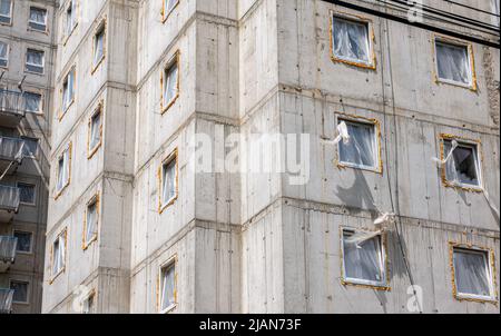 Einfache generische neue Immobiliengebäude links unvollendet, Detail, Wohnblock, rohe Betonwände, Fenster. Baustelle, Wohnsiedlung i Stockfoto