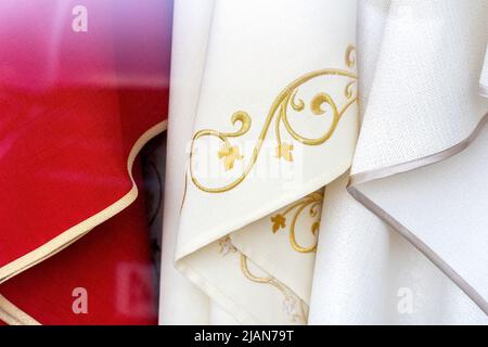 Set von verschiedenen katholischen Kirche Priester chasubles, Gewänder, traditionelle Roben, Priester religiöse Kleidung, Kleidung einfaches Konzept, Detailreich, extrem Stockfoto