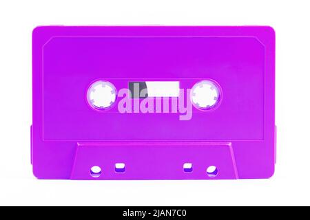 Ein einfaches funky Licht neon lila analoge Audiokassette Tape Objekt isoliert auf weiß, ausgeschnitten, niemand. RetroWave, Synthwave Retro Jahrgang 80s Stockfoto