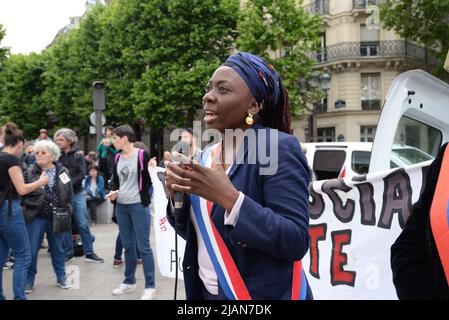 Medizinische und Sozialarbeiter streikten und demonstrierten in den Straßen von Paris für Lohnerhöhungen, bessere Arbeitsbedingungen und Rekrutierung Stockfoto