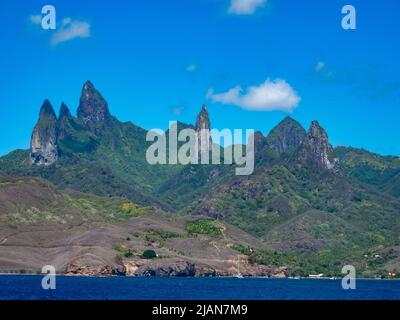 Die atemberaubende Landschaft der Insel UA Pou mit ihren phonolithischen Felsen in den Marquesas von Französisch-Polynesien Stockfoto