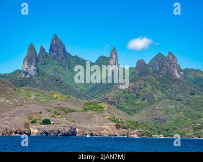 Die atemberaubende Landschaft der Insel UA Pou mit ihren phonolithischen Felsen in den Marquesas von Französisch-Polynesien Stockfoto