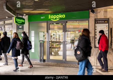 Krakau, Polen, Zappka autonomer Einzelhandel, Zabka-Convenience-Store-Kette automatisierter Verkaufsort vor der Tür, Entrace redaktionelle Aufnahme. Autonome Geschäfte Kontra Stockfoto