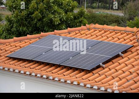 Drei Photovoltaik-Solarzellen auf dem Dach eines Hauses Stockfoto