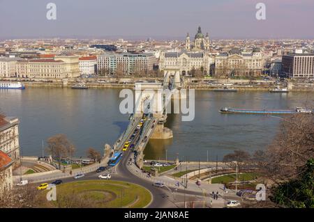 Budapest, Ungarn, 22. März 2018: Széchenyi Kettenbrücke - eine der schönsten Brücken von Budapest, Ungarn. Stockfoto