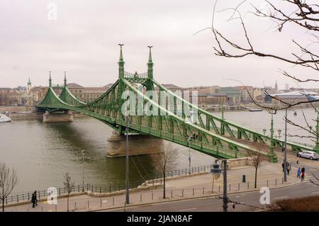 Budapest, Ungarn - 24. März, 2018: der Szabadság híd (Freiheitsbrücke) ist an der Donau verbindet Buda und Pest. Außergewöhnlich offen für Fußgänger ein Stockfoto