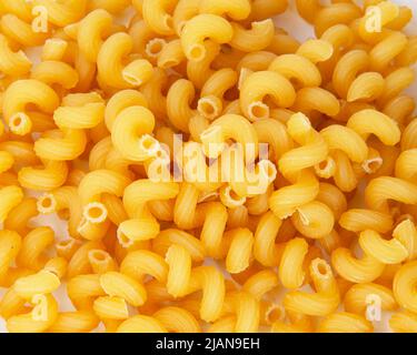 Cavatappi trockene Pasta Bio-Produkt Hintergrund gelb Stockfoto