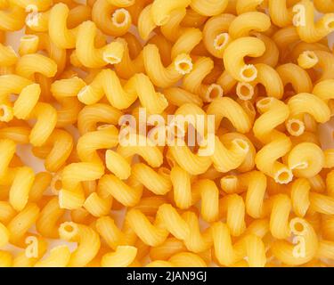 Cavatappi trockene Pasta Bio-Produkt Hintergrund gelb Stockfoto