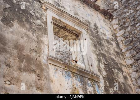 Montenegro Katzen. Panoramasicht auf die historische Stadt Risan an der berühmten Bucht von Kotor an einem schönen sonnigen Tag mit blauem Himmel und Wolken im Sommer Stockfoto