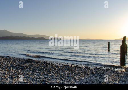 Sonnenuntergangsszene am Ranco Lake, Los Rios, Chile Stockfoto