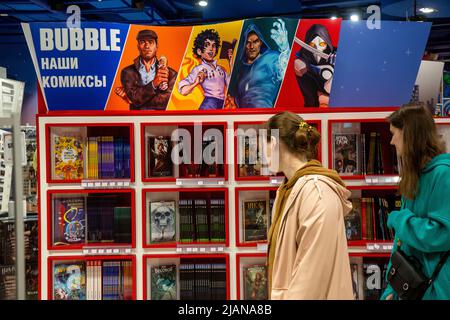 Moskau, Russland. 29.. Mai 2022 Stand mit Comics des russischen Comicverlegers Bubble im zentralen Kindergeschäft auf dem Lubyanka-Platz in Moskau, Russland. Auf dem Banner steht: „DIE BLASE ist unsere Kommmics“. Bubble Comics ist der größte russische Comicverlag und wurde 2011 gegründet. Es ist der einzige Verlag in Russland, der originale, nicht-rechtssichende Comic-Bücher produziert Stockfoto