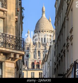 Paris, Frankreich, März 26 2017: Basilika Sacré-coeur und haussmann-Gebäude in Paris Stockfoto