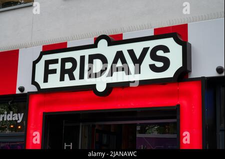 London, Großbritannien - 3. Mai 2022: Das Schild für das Fridays Restaurant in London Stockfoto