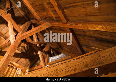 Freiliegende Holzbalken, Sparren und Dachbretter im Dachgeschoss im alten, ca. 1755 im kanadischen Cottage-Stil gehaltenen Feldsteinhaus. Stockfoto