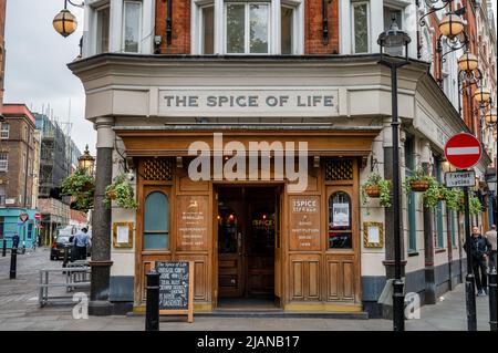 London, Großbritannien - 3. Mai 2022: The Spice of Life Bar in London Stockfoto