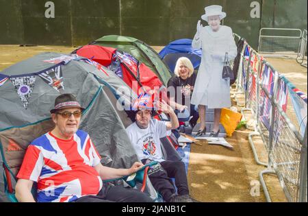 London, England, Großbritannien. 31.. Mai 2022. L-R: SKY LONDON, JOHN LOUGHREY und MARIA SCOTT mit einem Karton-Ausschnitt der Queen neben ihren Zelten. Royal Supermans haben vor dem Platinum Jubilee Weekend zum 70.. Jahrestag der Thronbesteigung der Königin ein Lager in der Mall in der Nähe des Buckingham Palace eingerichtet. Die Fans werden die Tage und Nächte dort verbringen, bis zum speziellen erweiterten Wochenende, das am 2. Juni beginnt. (Bild: © Vuk Valcic/ZUMA Press Wire) Stockfoto