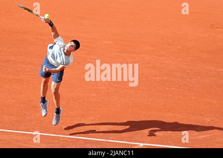 Roland Garros, Paris, Frankreich: 31.. Mai 2022; French Open Tennisturnier: Carlos Alcaraz (ESP) bedient Alexander Zverev (GER) Stockfoto