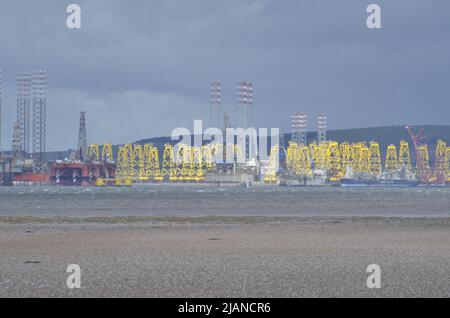 CROMARTY FIRTH, SCHOTTLAND, Großbritannien - 25. Mai 2022 - Bohrinseln und Plattformen für Offshore-Windenergieanlagen auf dem Gelände in Nigg im Cromarty Firth Stockfoto