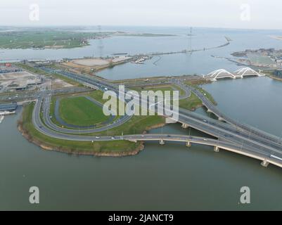 Amsterdam A10 Autobahninfrastruktur der Niederlande. Luftdrohnen-Übersichten. Transport städtischen Autobahn Autobahn über Wasser. Stockfoto