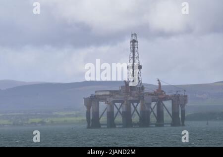 CROMARTY FIRTH, SCHOTTLAND, Großbritannien - Nordseeplattform für Öl und Gas in der Cromarty Firth, Schottland, Großbritannien