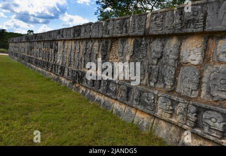 Tzompantli (Schädelplattform) in Chichen Itza Stockfoto