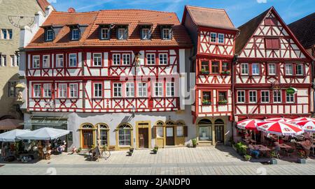 Die historische Altstadt von Ochsenfurt in Unterfranken am Main mit malerischen Gebäuden innerhalb der Stadtmauer Stockfoto