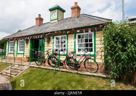 Bannold Station, Fen Drayton, Cambridgeshire, England. Vintage-Teestube in Kutschen. Dekoriert mit Ammer zur Feier des Queens Platinum Jubilee Stockfoto