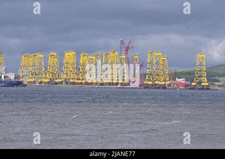 CROMARTY FIRTH, SCHOTTLAND, Großbritannien - 25. Mai 2022 - Bohrinseln und Plattformen für Offshore-Windenergieanlagen auf dem Gelände in Nigg im Cromarty Firth Stockfoto