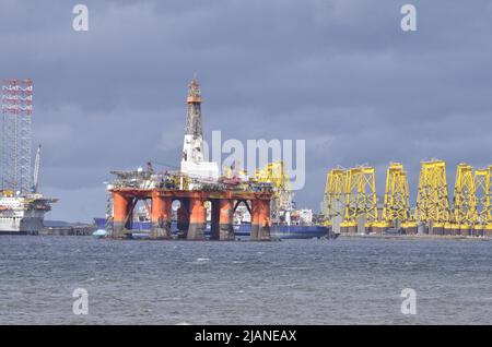 CROMARTY FIRTH, SCHOTTLAND, Großbritannien - 25. Mai 2022 - Bohrinseln und Plattformen für Offshore-Windenergieanlagen auf dem Gelände in Nigg im Cromarty Firth Stockfoto