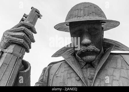 Die Statue von Tommy, Soldier 1101, an der Strandpromenade von Seaham, England, Großbritannien, in Schwarzweiß Stockfoto