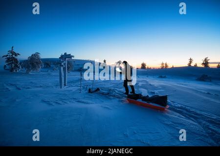 Lesen der Karte während der Skitouren in Enontekiö während der Polarnacht, Lappland, Finnland Stockfoto