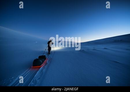 Skitouren in Enontekiö während der Polarnacht, Lappland, Finnland Stockfoto