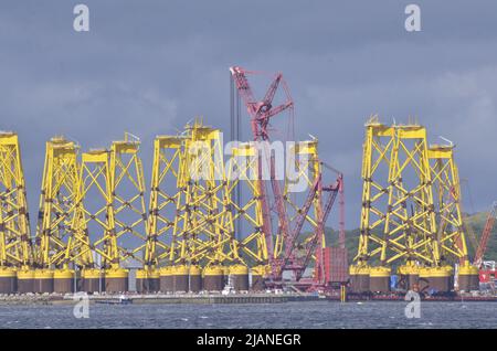 CROMARTY FIRTH, SCHOTTLAND, Großbritannien - 25. Mai 2022 - Bohrinseln und Plattformen für Offshore-Windenergieanlagen auf dem Gelände in Nigg im Cromarty Firth Stockfoto