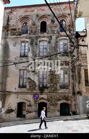 Das spanisch-katalanische Grenzdorf Portbou, das an Frankreich mit vernachlässigten heruntergekommenen Gebäuden grenzt Stockfoto