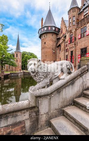 Löwenstatue vor dem Schloss in Utrecht, Niederlande. Stockfoto