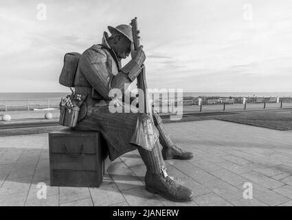 Die Statue von Tommy, Soldier 1101, an der Strandpromenade von Seaham, England, Großbritannien, in Schwarzweiß Stockfoto