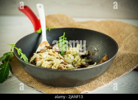 Hausgemachte gekochte Nudeln mit Fleisch und Auberginen in einer Pfanne Stockfoto