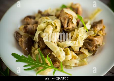 Hausgemachte gekochte Nudeln mit Fleisch und Auberginen auf einem Teller Stockfoto