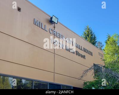 Mill Creek, WA USA - ca. Mai 2022: Abgewinkelte Ansicht des Eingangs zum Mill Creek Rathaus an einem hellen, sonnigen Tag. Stockfoto