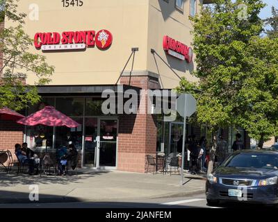 Mill Creek, WA USA - ca. Mai 2022: Schräge Ansicht einer Eisdiele von Cold Stone Creamery. Stockfoto