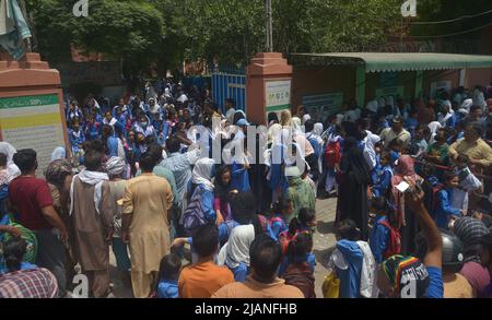 Lahore, Pakistan. 31.. Mai 2022. Pakistanische Schülerinnen sind nach der Schule auf dem Heimweg, als die Regierung von Punjab vom 01. Juni bis zum 31.. Juli Sommerferien über den Punjab in Lahore ankündigte. (Foto von Rana Sajid Hussain/Pacific Press) Quelle: Pacific Press Media Production Corp./Alamy Live News Stockfoto