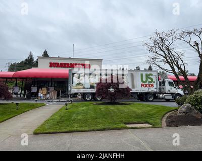 Mill Creek, WA USA - ca. Mai 2022: Straßenansicht der Vorderseite eines Burgermaster Fast-Food-Restaurants, als sie eine Lebensmittelzustellung erhalten Stockfoto