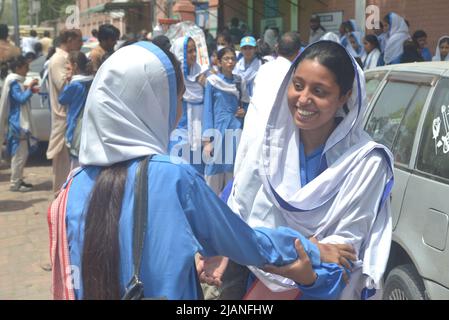 Lahore, Pakistan. 31.. Mai 2022. Pakistanische Schülerinnen sind nach der Schule auf dem Heimweg, als die Regierung von Punjab vom 01. Juni bis zum 31.. Juli Sommerferien über den Punjab in Lahore ankündigte. (Foto von Rana Sajid Hussain/Pacific Press) Quelle: Pacific Press Media Production Corp./Alamy Live News Stockfoto