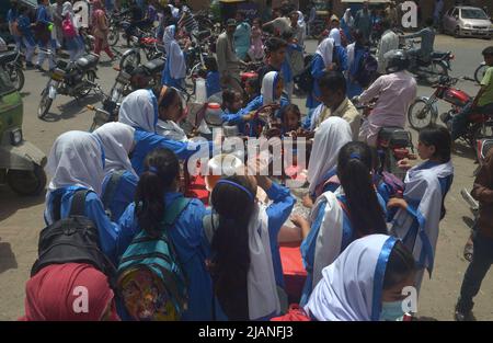 Lahore, Pakistan. 31.. Mai 2022. Pakistanische Schülerinnen sind nach der Schule auf dem Heimweg, als die Regierung von Punjab vom 01. Juni bis zum 31.. Juli Sommerferien über den Punjab in Lahore ankündigte. (Foto von Rana Sajid Hussain/Pacific Press) Quelle: Pacific Press Media Production Corp./Alamy Live News Stockfoto