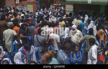 Lahore, Pakistan. 31.. Mai 2022. Pakistanische Schülerinnen sind nach der Schule auf dem Heimweg, als die Regierung von Punjab vom 01. Juni bis zum 31.. Juli Sommerferien über den Punjab in Lahore ankündigte. (Foto von Rana Sajid Hussain/Pacific Press) Quelle: Pacific Press Media Production Corp./Alamy Live News Stockfoto