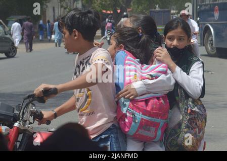 Lahore, Pakistan. 31.. Mai 2022. Pakistanische Schülerinnen sind nach der Schule auf dem Heimweg, als die Regierung von Punjab vom 01. Juni bis zum 31.. Juli Sommerferien über den Punjab in Lahore ankündigte. (Foto von Rana Sajid Hussain/Pacific Press) Quelle: Pacific Press Media Production Corp./Alamy Live News Stockfoto