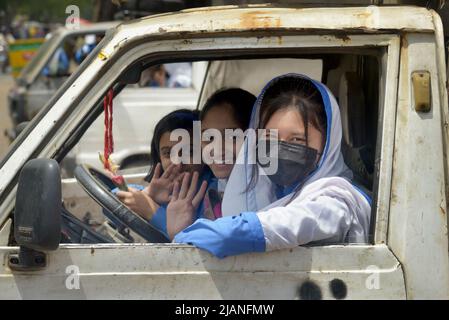 Lahore, Pakistan. 31.. Mai 2022. Pakistanische Schülerinnen sind nach der Schule auf dem Heimweg, als die Regierung von Punjab vom 01. Juni bis zum 31.. Juli Sommerferien über den Punjab in Lahore ankündigte. (Foto von Rana Sajid Hussain/Pacific Press) Quelle: Pacific Press Media Production Corp./Alamy Live News Stockfoto