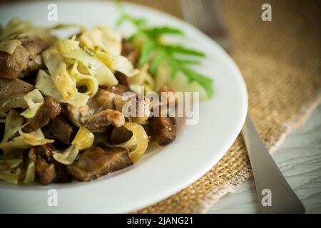 Hausgemachte gekochte Nudeln mit Fleisch und Auberginen auf einem Teller Stockfoto