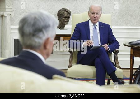 Washington, Usa. 31.. Mai 2022. Präsident Joe Biden, rechts, trifft sich am Dienstag, den 31. Mai 2022, mit dem Vorsitzenden der Federal Reserve Jerome Powell im Oval Office im Weißen Haus in Washington, DC. Foto von Oliver Contreras/UPI Credit: UPI/Alamy Live News Stockfoto