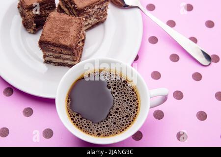 Goiânia, Goias, Brasilien – 31. Mai 2022: Eine Tasse Kaffee mit Stücken italienischen Strohhalms auf einer rosa Oberfläche. Stockfoto